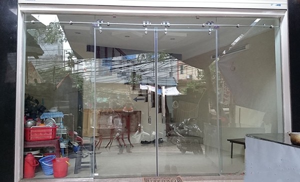 Mẫu cửa kính cường lực lùa đẹp